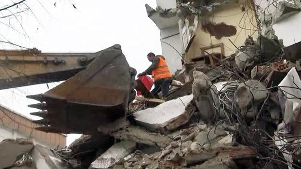 Bina yıkımında işçilerin bayrak hassasiyeti: Çalışmayı durdurup aldılar