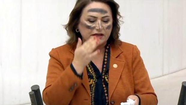 CHP'li vekil Müzeyyen Şevkin, TBMM'de madenciler için yüzünü siyaha boyadı