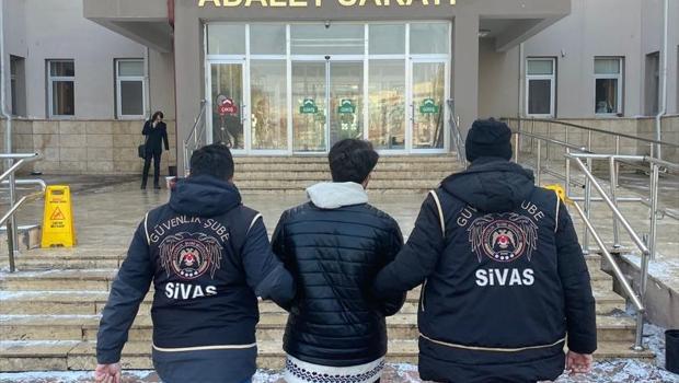 'Cumhurbaşkanına hakaret' ve 'Marka hakkına tecavüz' suçlarından aranıyordu... Tutuklandı