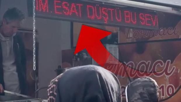 Esad düşünce Beyoğlu'ndaki esnaf ücretsiz dağıttı... Tabelaya bunları yazıp duyurdu