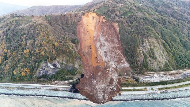 Faciadan dönüldü... Karayolunun 200 metrelik bölümünü yuttu! Toprak yığınının yüksekliği 4 metre