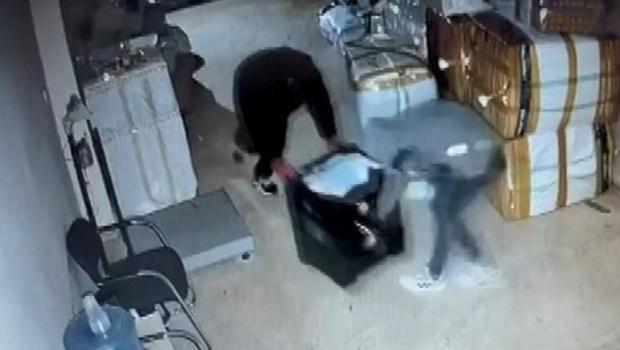 Fatih'te içinde 4 milyon lira değerinde döviz olan kasayı yerde sürükleyerek çaldılar! O anlar kamerada