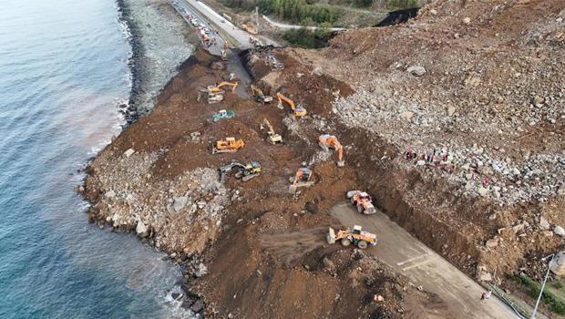 Heyelanda toprak altında kalan otomobil bulundu, 4 arkadaş aranıyor! Havalimanındaki yolcular teknelerle taşındı