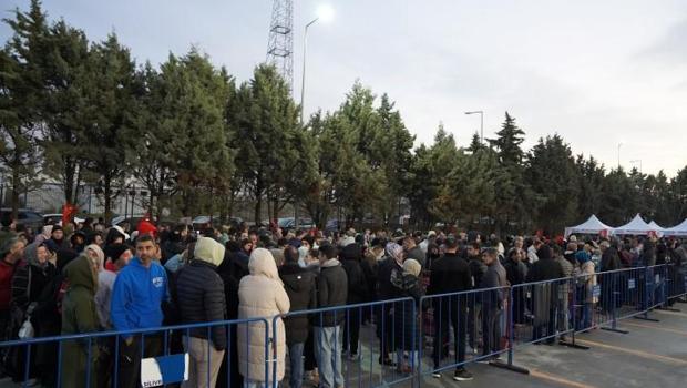 İstanbul'da market açılışı için akın ettiler! Hediye çeki için akşamdan çadır kurup beklediler