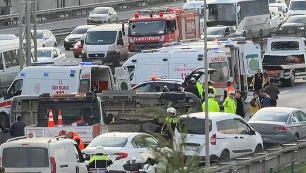 Sarıyer TEM otoyolunda okul servisi devrildi