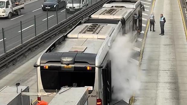 Bahçelievler'de dumanların yükseldiği metrobüs tahliye edildi