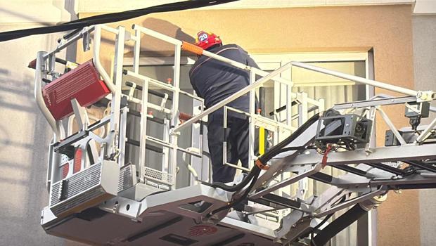 Bir garip olay! Çalışır halde bıraktıkları 'çamaşır makinesi yürümüş!' Eve giremeyince yardıma itfaiye koştu