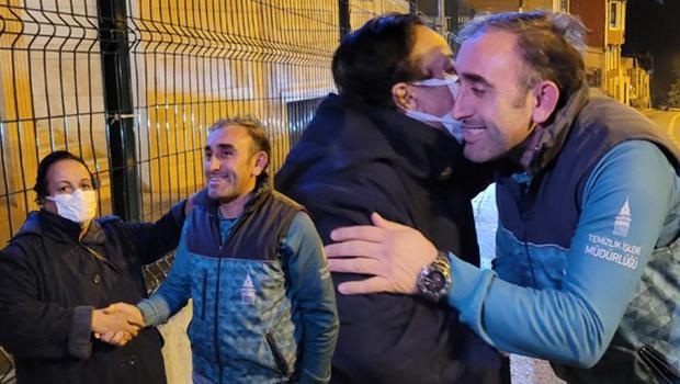Çocuklar camdan attı, temizlik görevlisi bulup teslim etti | 'Başkası olsa hiç yapmazdı, böyle adam bulunmaz'