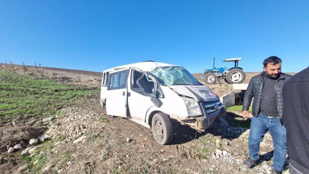 Diyarbakır'da öğrenci servisi devrildi: 10’u öğrenci 11 yaralı