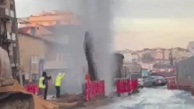 Kadıköy'de su borusu patladı; tazyikli su metrelerce yukarı fışkırdı
