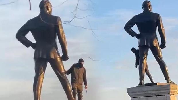 Sarayburnu'nda Atatürk heykeline saldıran kişi gözaltında