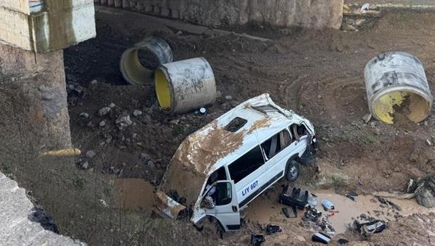 Tuzla'da servis minibüsü dere yatağına düştü! Valilik açıkladı: Can kaybı ve yaralılar var