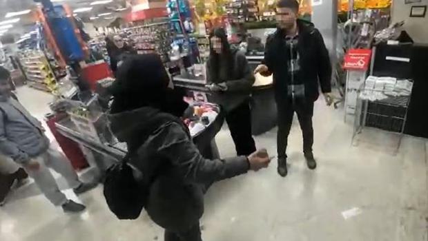 Alışveriş yaptığı markete elindeki poşetle tekrar girince ortalık karıştı