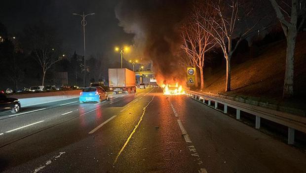 Avrupa Otoyolu'nda araç alev topuna döndü: Trafik yoğunluğu oluştu