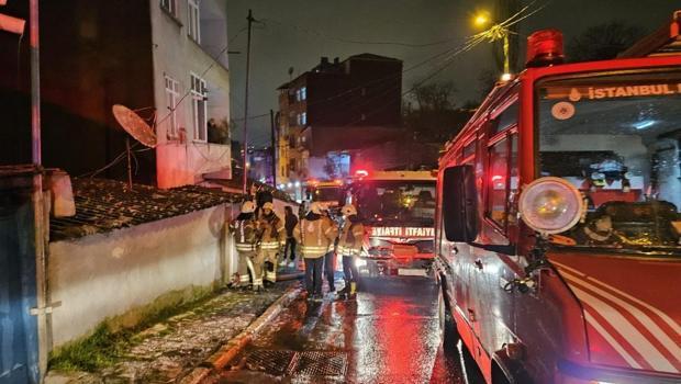 Beyoğlu’nda gecekondu alevlere teslim oldu