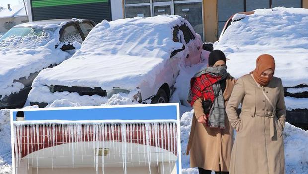 Bir kent buz tuttu: Termometreler eksi 31'i gösterdi... Dereler dondu, araçlar brandayla kaplandı