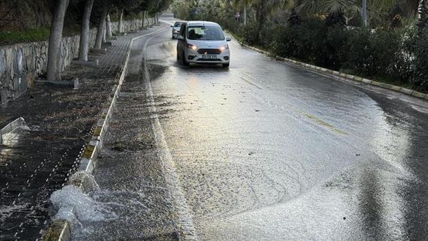 Bodrum'da isale hattı patladı: Tonlarca su boşa aktı, sürücüler zor anlar yaşadı
