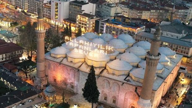 Bursa'daki tarihi Ulu Cami'ye 'Allah iyilik yapanları sever' yazılı mahya asıldı