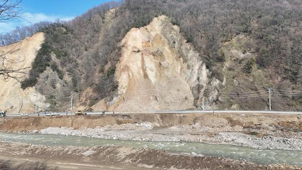Düzce'de heyelan: Yamaçtan kopan parçalar yola düştü, 4 köy ve 2 mahallenin yolu trafiğe kapatıldı
