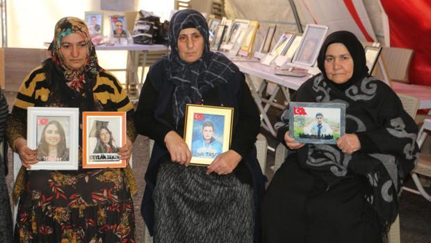 Evlat nöbetindeki anne anlattı: Terörsüz bir Türkiye istiyoruz, evlatlarımızı versinler