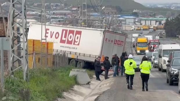Feci ölüm: Tamir etmek istediği TIR'ın altında kaldı