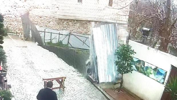İstanbul'da otelin önündeki yol böyle çöktü