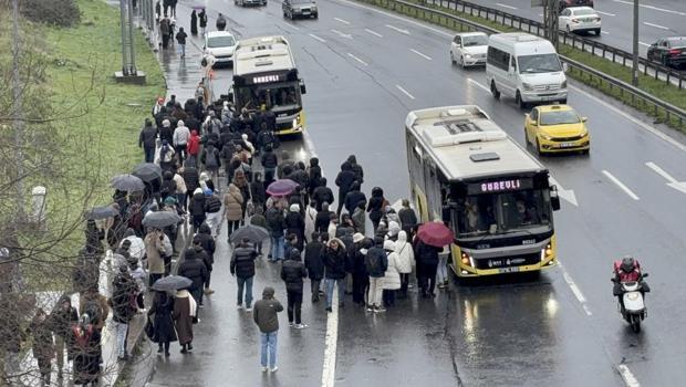 İstanbul'da "viyadük düzenleme çalışması" yolcuları mağdur etti