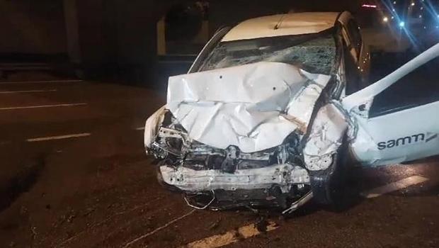 Maltepe'de otomobil köprünün ayağına çarptı