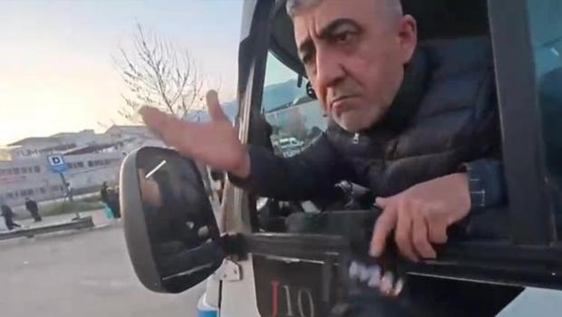 Minibüs sürücüsü çılgına döndü: Sen bir bayanın yanında nasıl 'lan' diyorsun