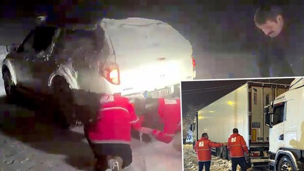 Muş'ta tipide 5 saat mahsur kaldılar! 50 araçtaki 300 kişi, kurtarıldı