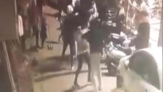 Oğlunun kavgada darbedildiğini öğrenen baba dehşet saçtı