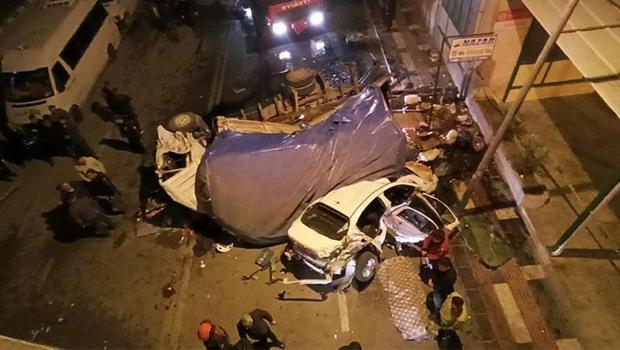 Şanlıurfa'da bir kamyon çarptığı otomobille birlikte üst geçitten düştü! 3 can kaybı, 26 yaralı