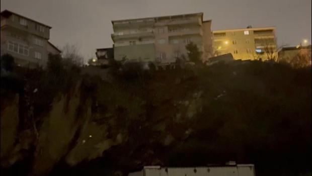 Üsküdar'da toprak kayması nedeniyle 2 bina boşaltıldı: Büyük bir gürültüyle uyandık