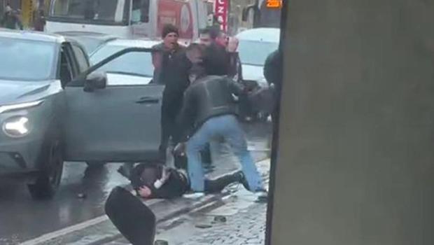 Yine İstanbul, yine park yeri kavgası! 3 kişi, sürücüye saldırıp tekme tokat dövdü