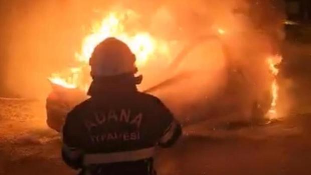 Adana'da annesinin arabasını kundakladı