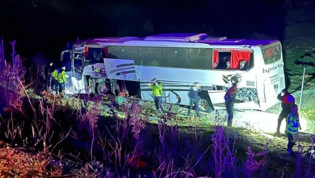 Aydın'da yolcu otobüsü bariyere çarptı: 1 yolcu öldü, 26 yaralı