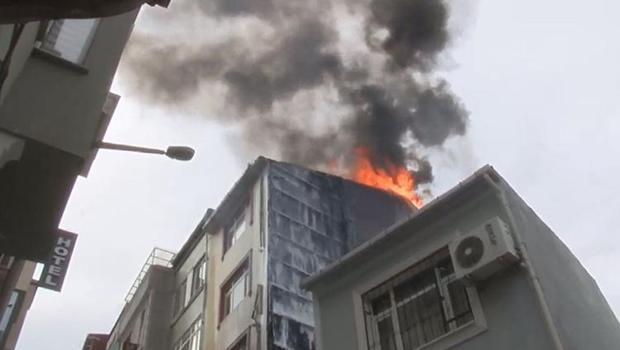 Beyoğlu'nda apartmanda yangın