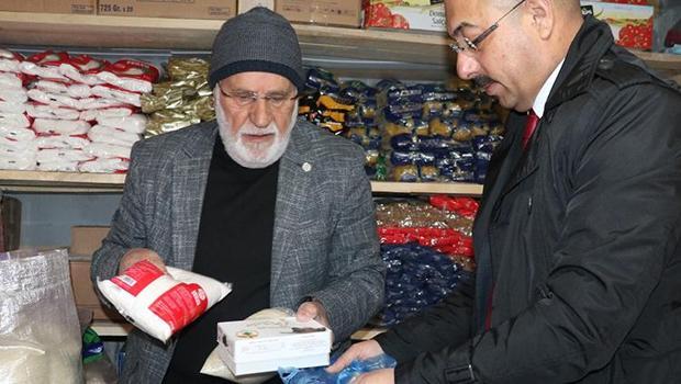 Bu bakkalda 'para' geçmiyor: Kirada oturana, asgari ücretle çalışana, çocuğu okuyana ücretsiz ürün veriyorlar