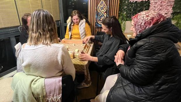 Bursa'da 'Kadınlar Kahvehanesi'ne yoğun ilgi... Birbiriyle tanışıp dertleşiyorlar