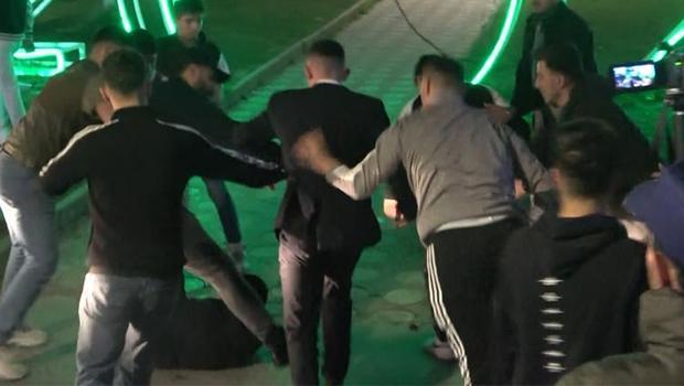 'İmamoğlu' protestosunda gergin anlar: Karşıt görüşlü grup, eylemciyi darbetti