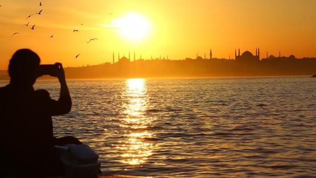 İstanbul'a mart ayında 'yaz' geliyor: Sıcaklıklar mevsim normallerinin üstüne çıkacak... Meteoroloji ve AKOM gün gün paylaştı