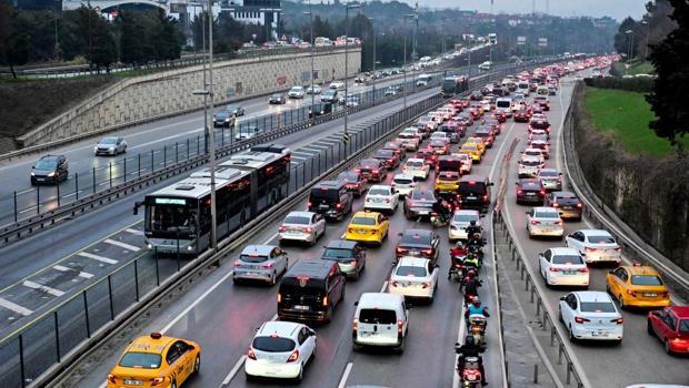 İstanbul'da haftanın ilk iş gününde trafik yoğuğu