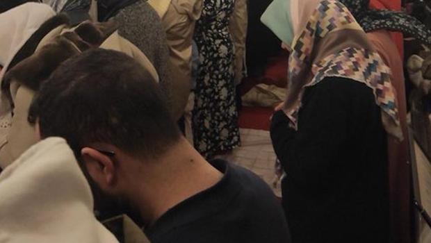 İstanbul'da kaydedilmişti: Kadın ve erkeğin aynı safta yer aldığı namaza inceleme