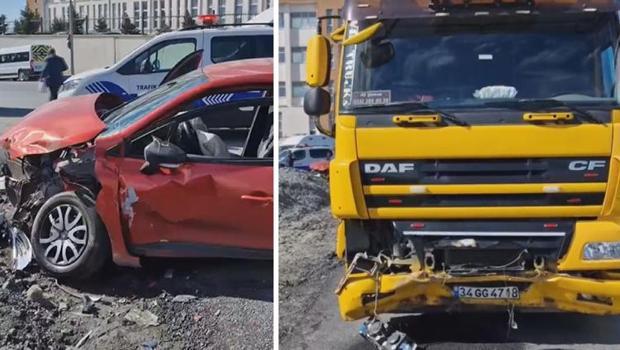 İstanbul'da TIR ile otomobil kafa kafaya çarpıştı: Sürücü yaralandı
