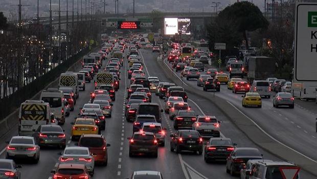 İstanbul'da trafik yoğunluğu: Yoğunluk Anadolu Yakası'nda 71'e ulaştı