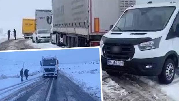 Kars-Ardahan karayolunda yoğun kar yağışı... TIR'lar yolda kaldı