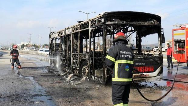 Sakarya'da korku dolu anlar: Otobüs küle döndü