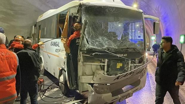 Sivas'ta midibüs ile TIR çarpıştı: 14 yaralı