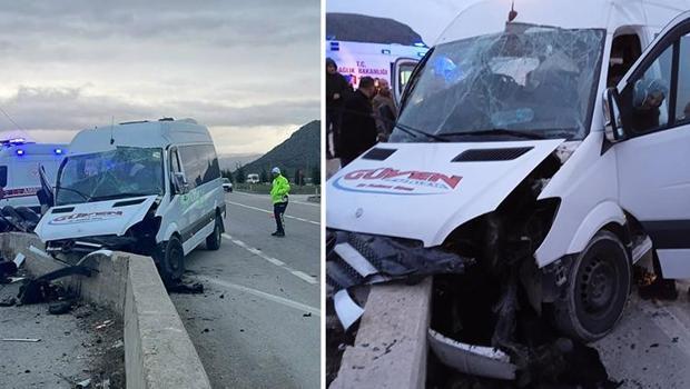 Tokat'ta işçileri taşıyan minibüs, beton bariyere çarptı! Çok sayıda yaralı var