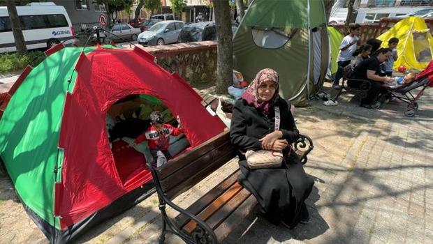 Avcılar'da evlerine girmekten çekinenler çadırlarda kalmaya devam ediyor